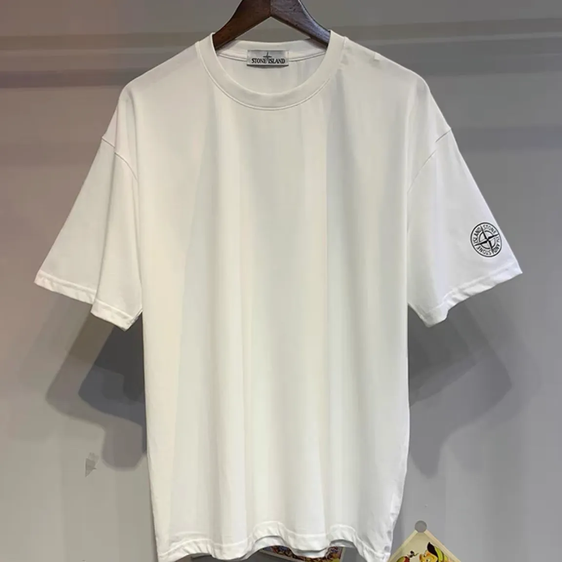 W618#P110💰 [Stone lsland/Stone Island summer new cuff compass printed pattern short-sleeved T-shirt] ⚠️[Original creation, high control of details] Made of 260g combed cotton 32-count double yarn, soft and comfortable to the touch, sweat-absorbent and breathable. -Simple basic and versatile style, original quality, the first choice for couples. -Made in a large factory, four needles and five threads on the shoulder, neatly arranged, high quality workmanship. -Same style for men and women. Very versatile, one piece for everyone, details are clearly visible. Color: Black White Size: M L